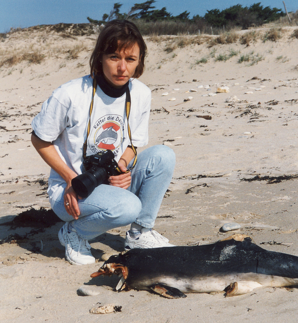 GRD-Biologin Denise Wenger dokumentiert 1997 die Delfinmassaker im Golf von Biskaya.